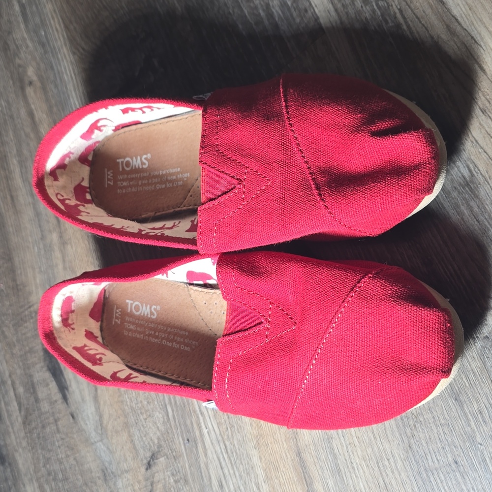 Red Toms Women's Slip on Shoes. Size 7.